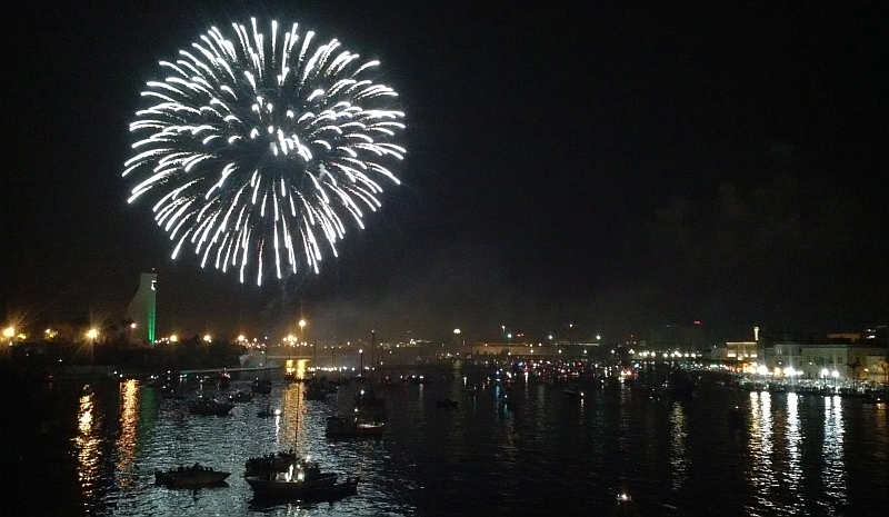 I fuochi pirotecnici al termine della processione