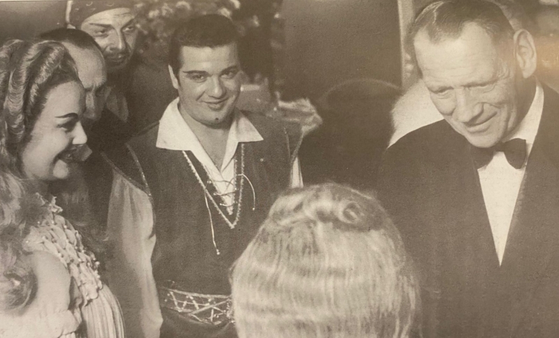 Gianni Iaia davanti ai reali di Danimarca dopo il Rigoletto