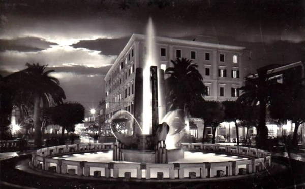 Brindisi, piazza Cairoli con la fontana delle ancore in notturna