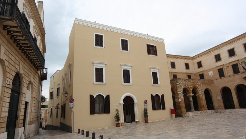Brindisi, piazza Duomo, il Palazzo Baoxich-De Marco - ph. G. Membola(C)