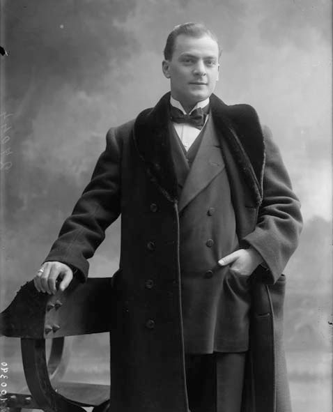 Il tenore brindisino Giuseppe Piliego - Ritratti fotografici di Mario Nunes Vais(2)