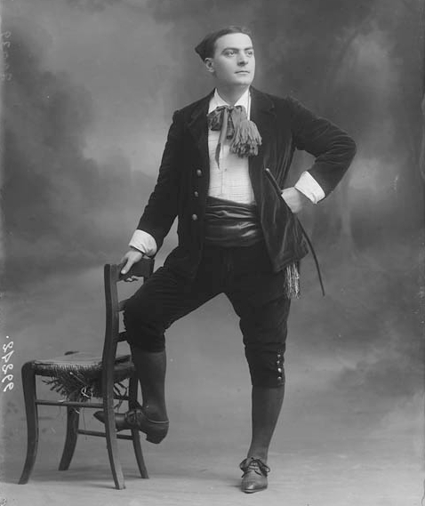 Il tenore brindisino Giuseppe Piliego - Ritratti fotografici di Mario Nunes Vais(1)