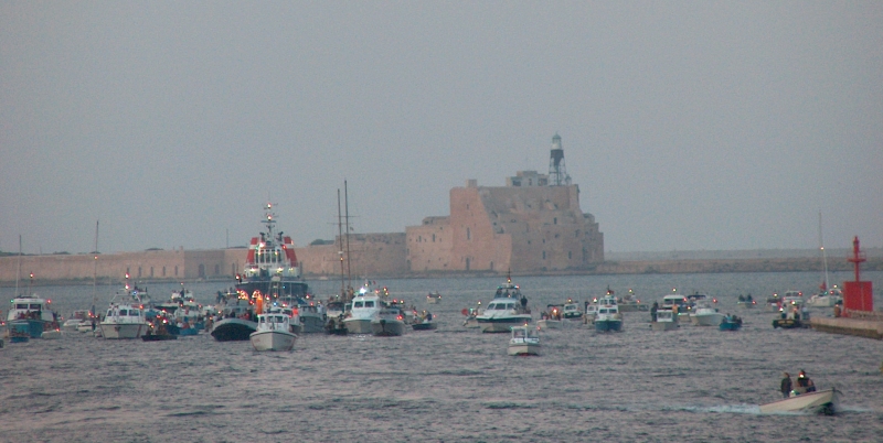 La processione dei Santi Protettori partiti dal castello entra nel porto interno