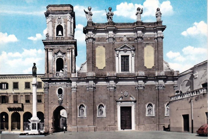 Il Duomo con il fastigio dei Santi negli anni Sessanta
