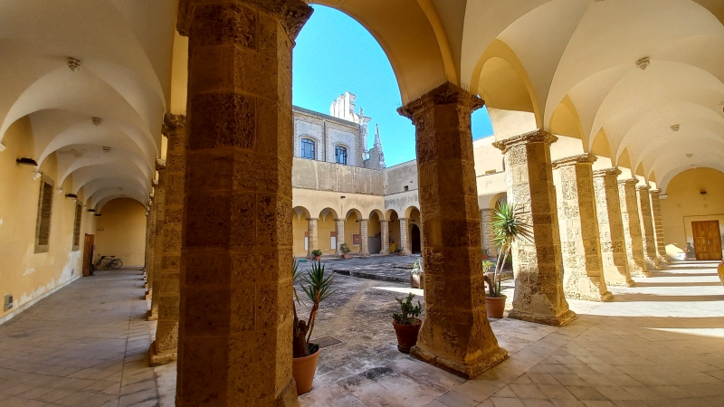 Brindisi. Ex convento di Santa Teresa, oggi sede dell'archivio di Stato. Chiostro