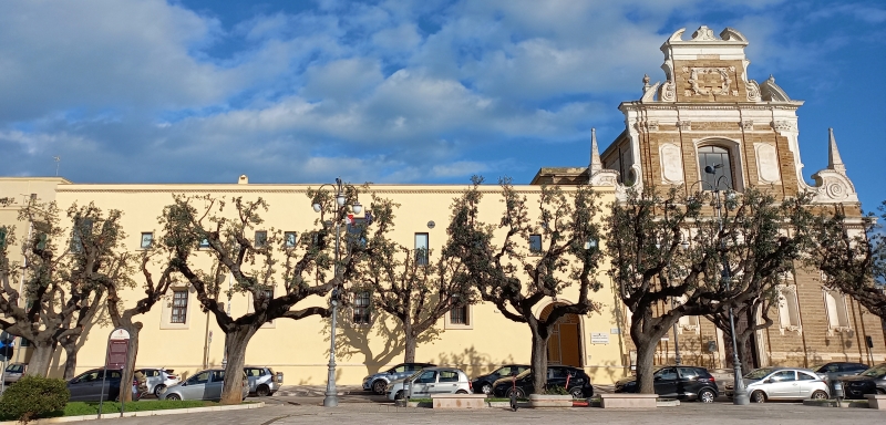 Brindisi. Piazza e chiesa di Santa Teresa, con l'ex convento oggi Archivio di Stato