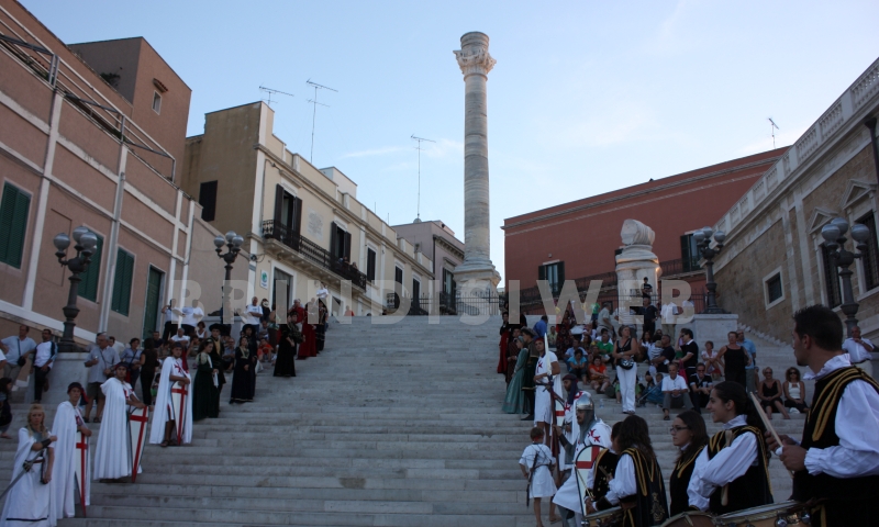 Brindisi. La scalinata di Virgilio e le Colonne del porto durante una manifestazione