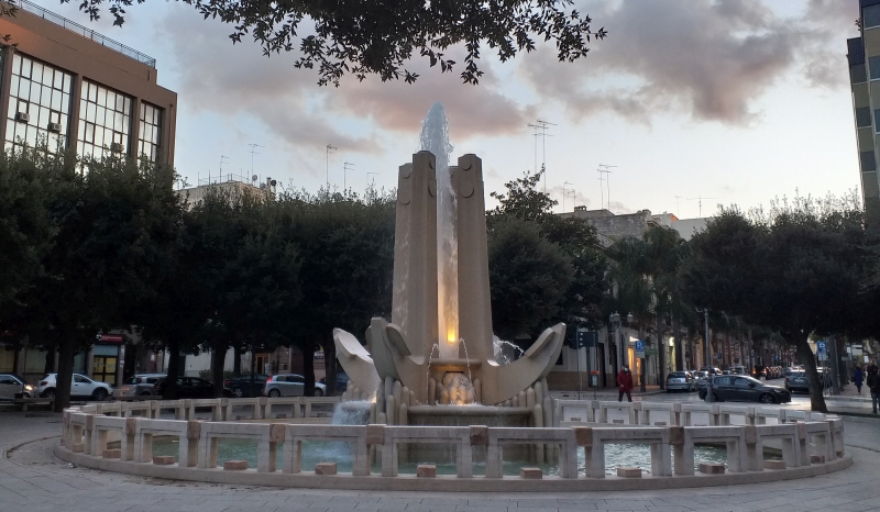 La fontana di piazza Cairoli, detta Fontana delle Ancore
