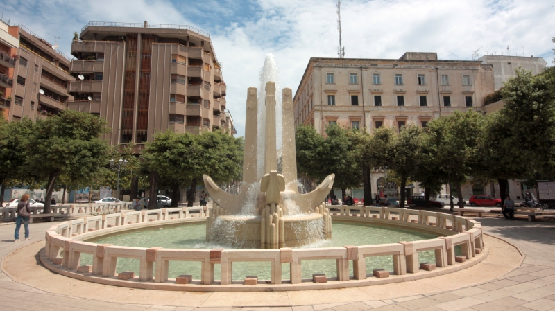 La fontana di piazza Cairoli, detta Fontana delle Ancore