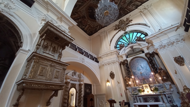 Brindisi. Chiesa di Santa Maria degli Angeli. Interno. Pulpito seicentesco e altare