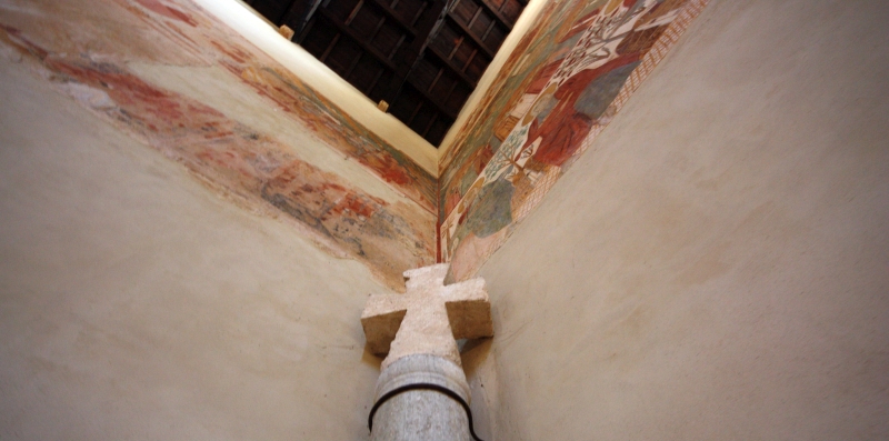 Brindisi. Chiesa di Santa Maria del Casale. La colonna con croce attribuibile all'Osanna