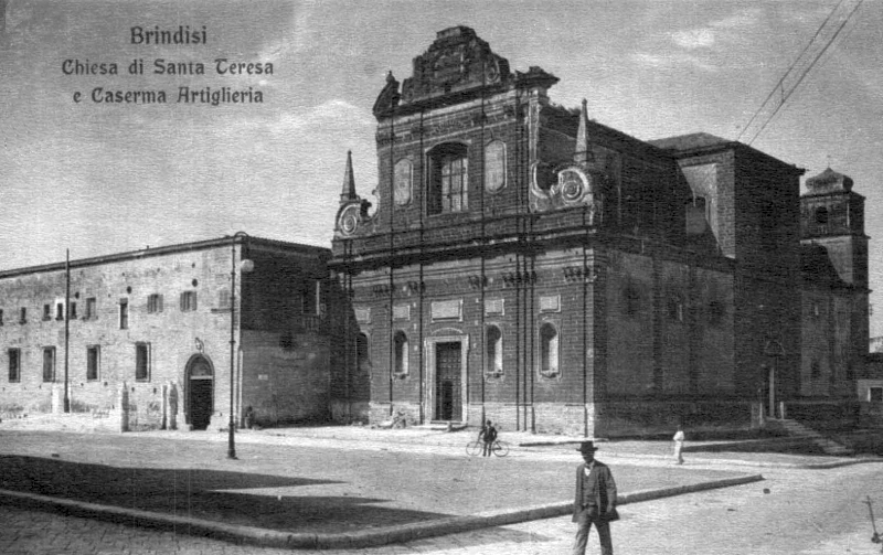 Immagine d'epoca della piazza e della chiesa Santa Teresa e del convento all'epoca caserma di artiglieria - coll. G. Membola(C)