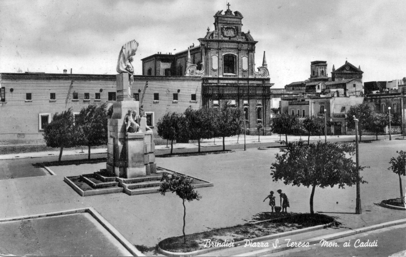 Immagine d'epoca della piazza e della chiesa Santa Teresa e del Monumento ai Caduti - coll. G. Membola(C)