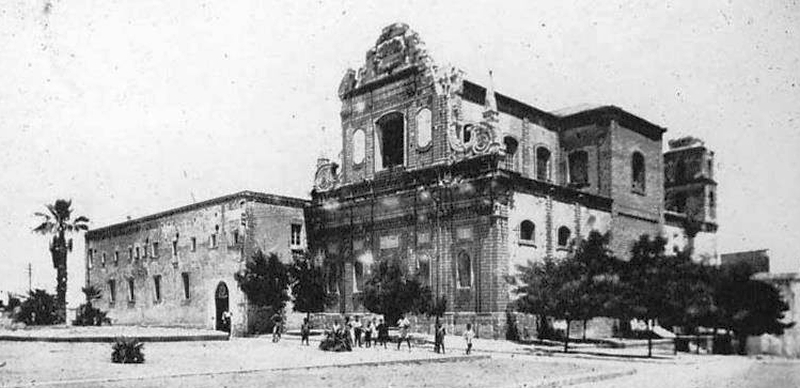 Immagine d'epoca della piazza e della chiesa Santa Teresa e del Monumento ai Caduti - coll. G. Membola(C)