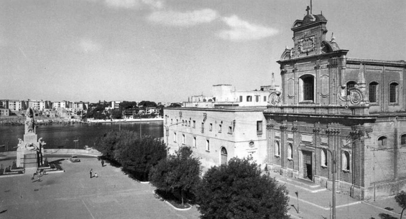 Immagine d'epoca della piazza e della chiesa Santa Teresa - coll. G. Membola(C)