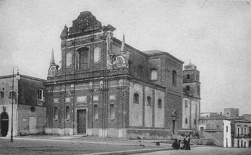 Immagine d'epoca della piazza e della chiesa Santa Teresa - coll. G. Membola(C)