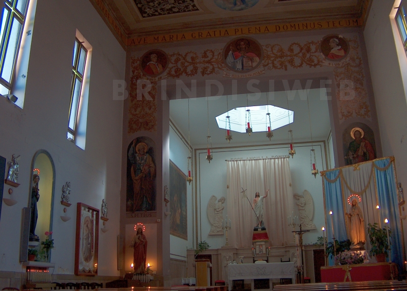 Brindisi. Chiesa dell'Annunziata. Interno e altare