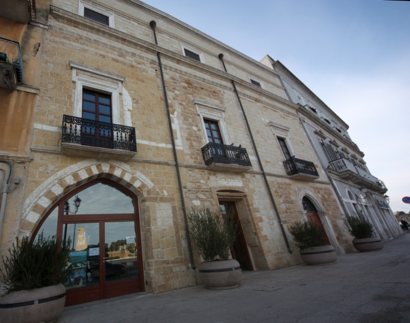 Brindisi, Lungomare Regina Margherita. Palazzo ex Scuola Marinara, oggi Casa del Turista