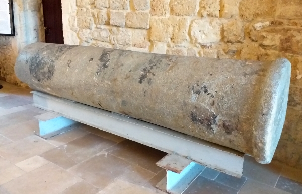 Brindisi, Casa del Turista. La colonna in granito ritenuta della chiesa di Santa Maria del Ponte
