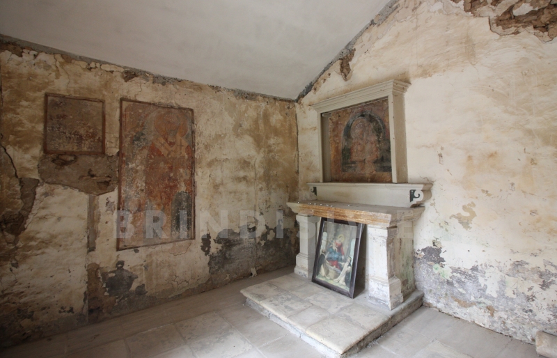 Brindisi. Chiesetta del Cristo del Passo. Interno con l'affresco di San Nicola e sull'altare la <em>Passione di Nostro Signore</em>