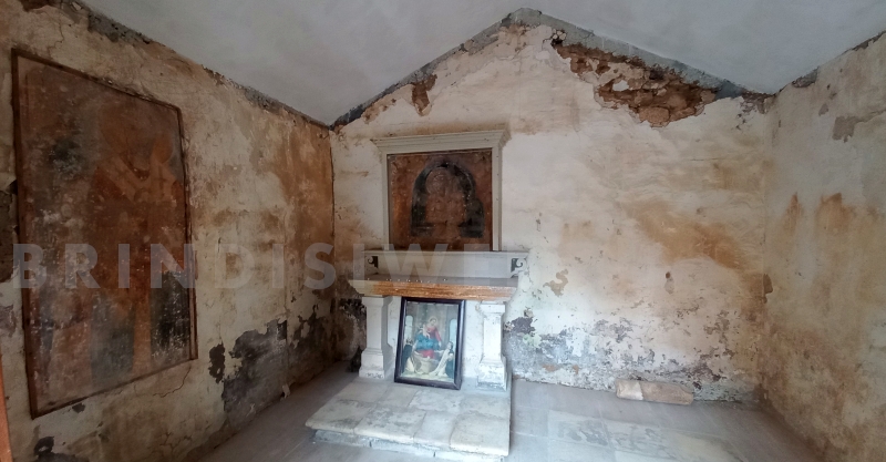 Brindisi. Chiesetta del Cristo del Passo. Interno con l'affresco di San Nicola e sull'altare la <em>Passione di Nostro Signore</em>