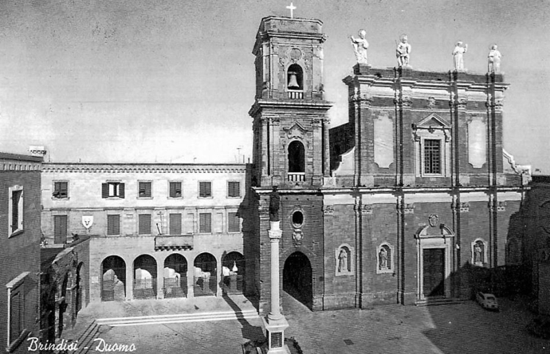 Brindisi, Piazza Duomo. Alla destra del Campanile il porticato d'ingresso al Museo Archeologico. Cartolina dei primi anni Settanta