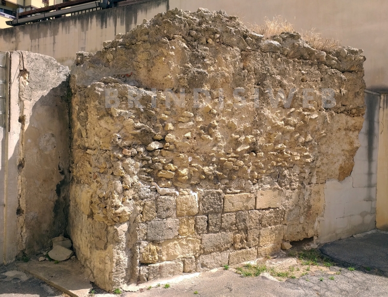 I resti del monumento funerario sulla Via Appia, alla base la sottofondazione di tufo realizzata ai primi del '900