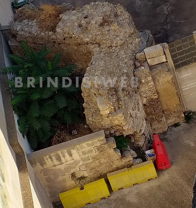 I resti del monumento funerario sulla Via Appia, visto dall'alto