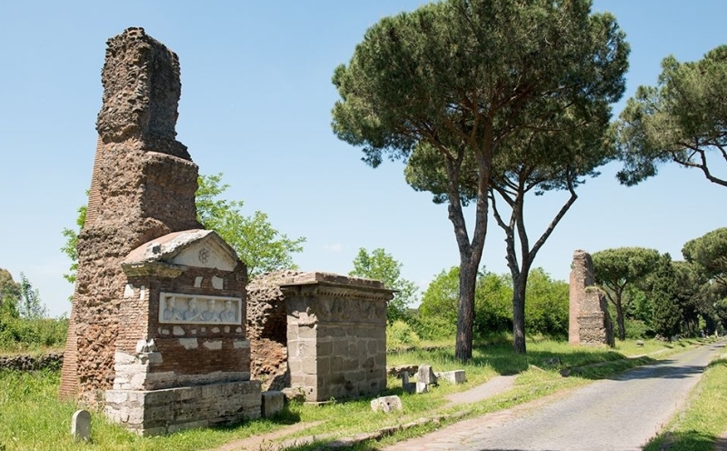 La Via Appia Antica fiancheggiata dai monumenti funerari