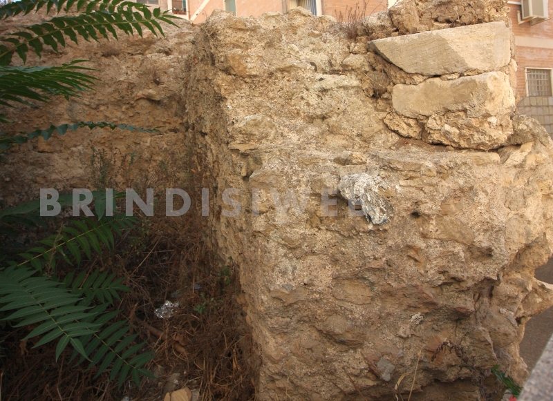 I resti del monumento funerario sulla Via Appia, particolare del muro e della camera interna