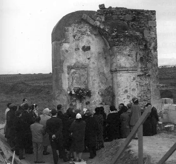 Il muro dell'antica chiesa con l'immagine mariana (da Dario Amodio, <em>Muro di Jaddico</em>)