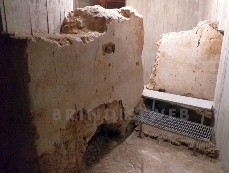 Brindisi, via Montenegro. Due mura intonacati del complesso edilizio, alla base il pavimento in opus spicatum