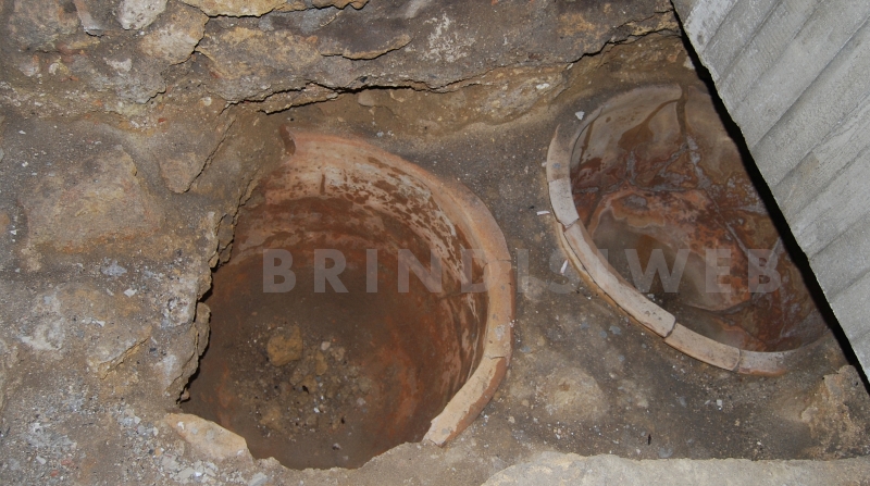 Brindisi, via Montenegro. I due dolii (contenitori di derrate alimentari) rinvenuti nell'area archologica