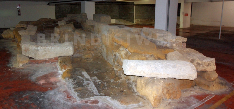 Brindisi, via Pergola. Vista d'insieme dei resti della strada e dei sistemi di drenaggio