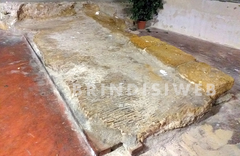 Brindisi, via Pergola. Pavimento in pendenza dell'area scoperta