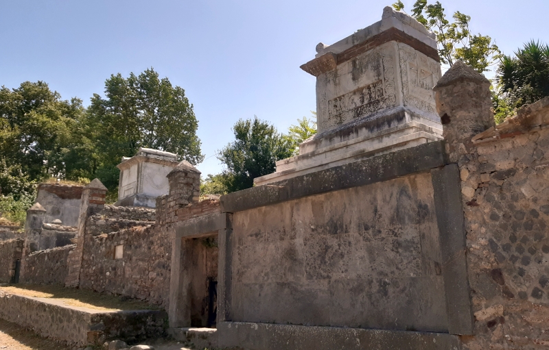 Pompei, i monumenti funerari della classe dirigente pompeiana sula strada fuori Porta Ercolano