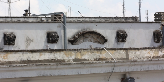 Brindisi, via San Francesco. Resti della facciata della Chiesa di San Francesco di Paola, già di san Giacomo