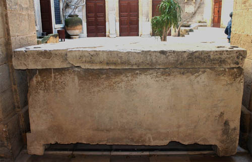 Brindisi. Museo. Sarcofago vetero-cristiano e particolare della croce in rilievo sul lastrone - ph. Alessia Broccio