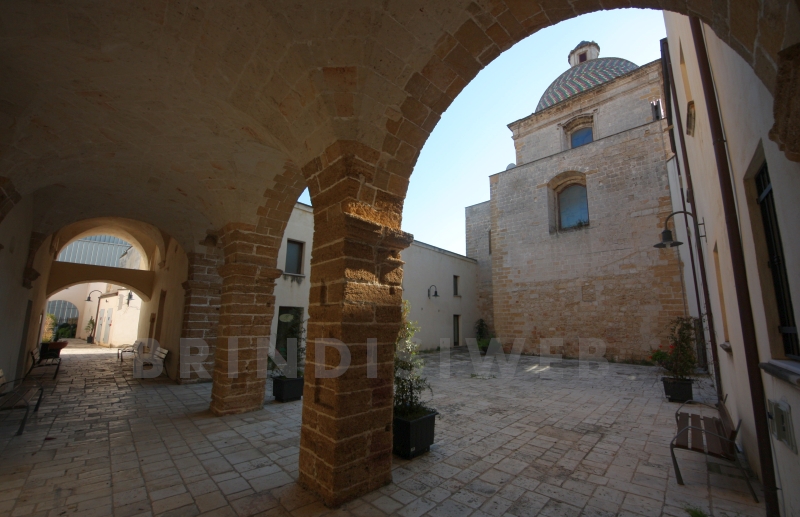 Brindisi. Chiesa di San Michele Arcangelo, Chiostro e cupola della chiesa