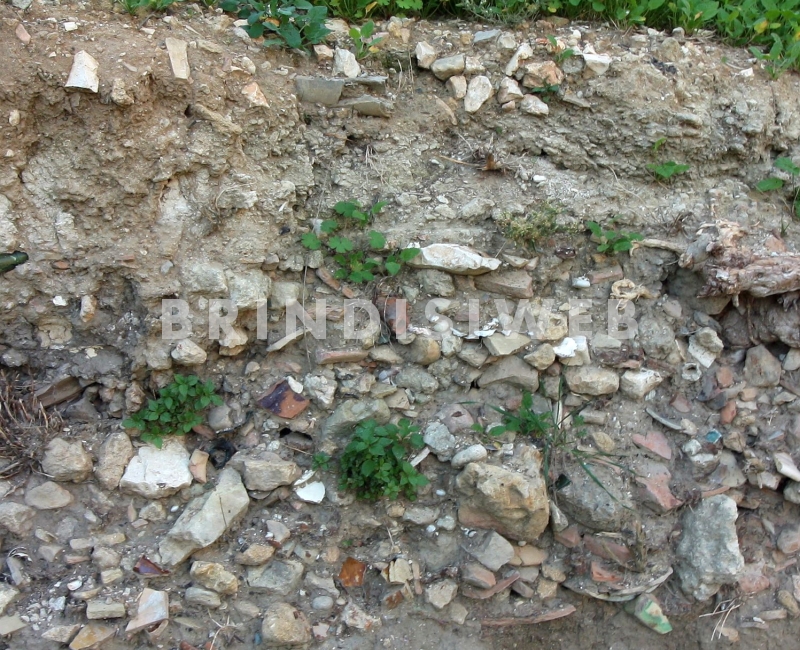 Brindisi, via Mennitti, già via del Mare. Stratigrafia e materiali di riempimento dell'area