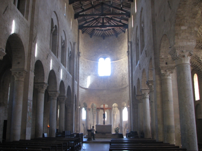 Montalcino, Siena. Abbazia di Sant'Antimo, navata centrale. Foto da Wikipedia