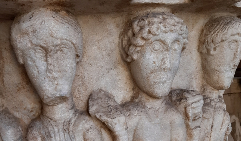 Brindisi. Museo Archeologico. Il Capitello della Danza. Dettaglio dei danzatori