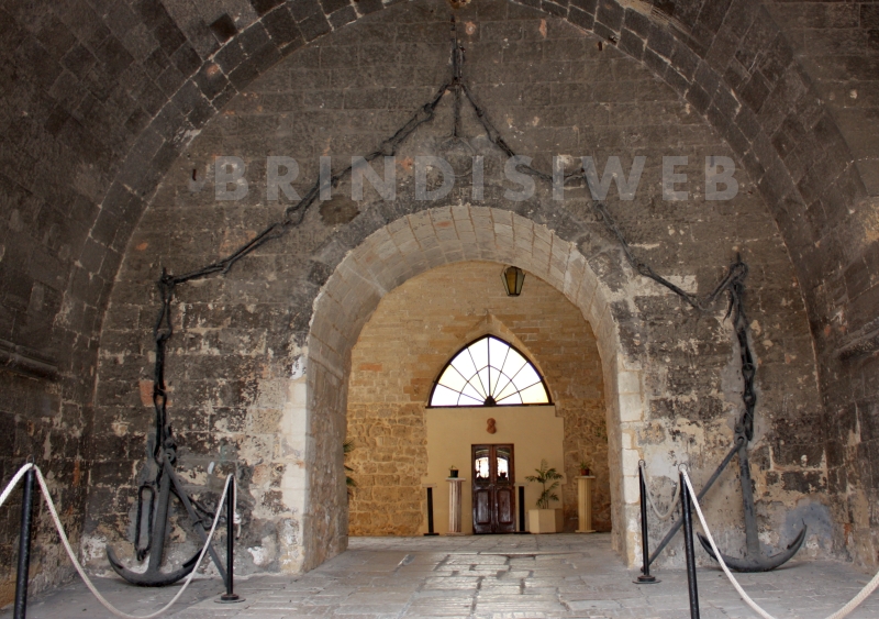 Brindisi. Castello Svevo. La catena angioina