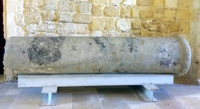 Brindisi. Casa del Turista, lungomare Regina Margherita. Colonna in granito di età romana proveniente dall'abbazia di S. Maria del Ponte