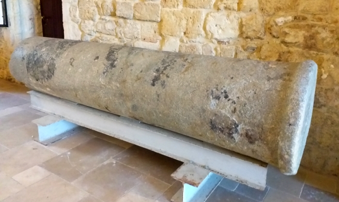 Brindisi. Casa del Turista, lungomare Regina Margherita. Colonna in granito di età romana proveniente dall'abbazia di S. Maria del Ponte