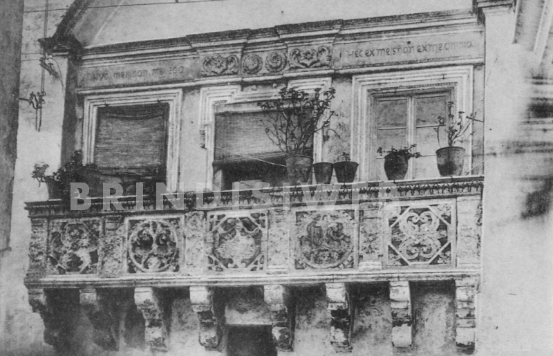 Brindisi. Palazzo De Marzo. La demolita loggia su via Maddalena