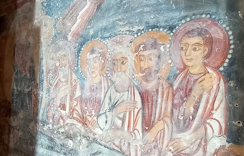 La Dormitio Virginis venuta alla luce nella chiesa di san Paolo in Brindisi. Particolare del gruppo dei cinque apostoli e a sx il Cristo mentre stringe tra le mani il Bambino interamente fasciato di bianco