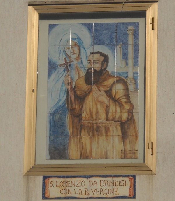 Brindisi. Edicola di san Lorenzo da Brindisi con la Beata Vergine in largo della volta