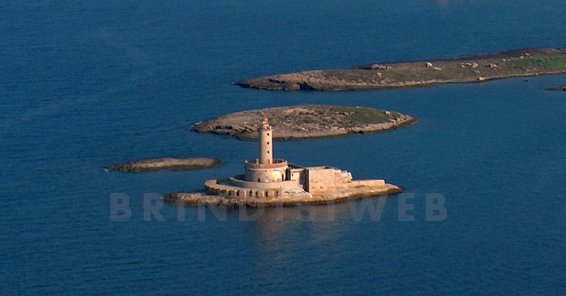Brindisi. Il faro sull'isola Traversa dell'arcipelago delle Pedagne, ph. G. Membola 2005