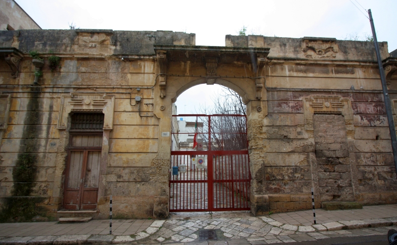Brindisi, via Lata. Ingresso di quello che è stato il Giardino della Danza